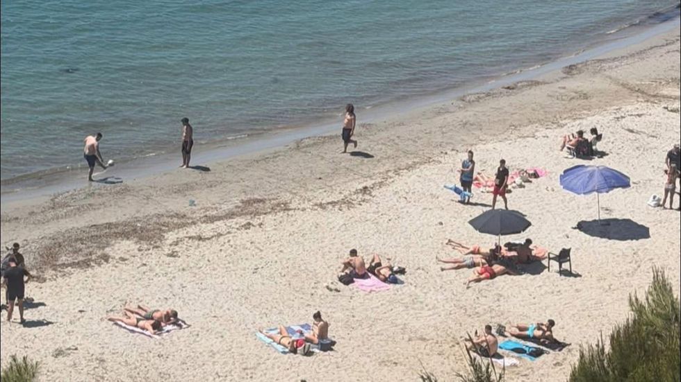 Rama sjell pamje pranverore nga Durrësi, plazhi mbushet me njerëz që marrin rreze