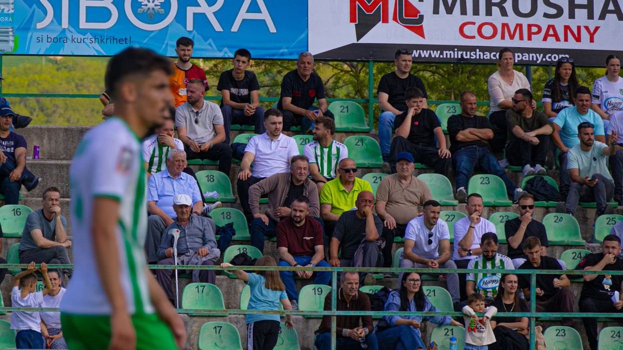 Futbolli në Klinë: Ambient familjar e duartrokitje, por lojë pak – ndalesa dhe ankesa pa fund