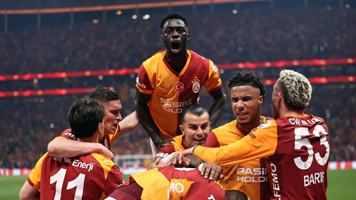 Penallti të humbur, karton të kuq dhe tre gola - Galatasaray nënshtron Fenerbahcen në derbi