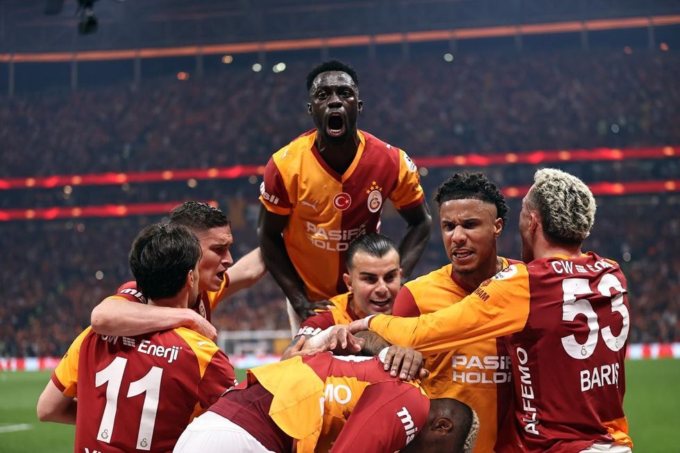 Penallti të humbur, karton të kuq dhe tre gola - Galatasaray nënshtron Fenerbahcen në derbi