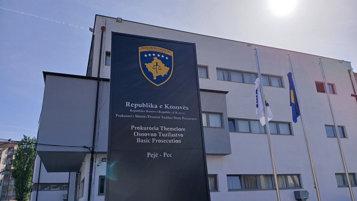 Prokuroria Themelore në Pejë: Për tre muaj sekuestron 20 vetura dhe 49 kilogramë ar