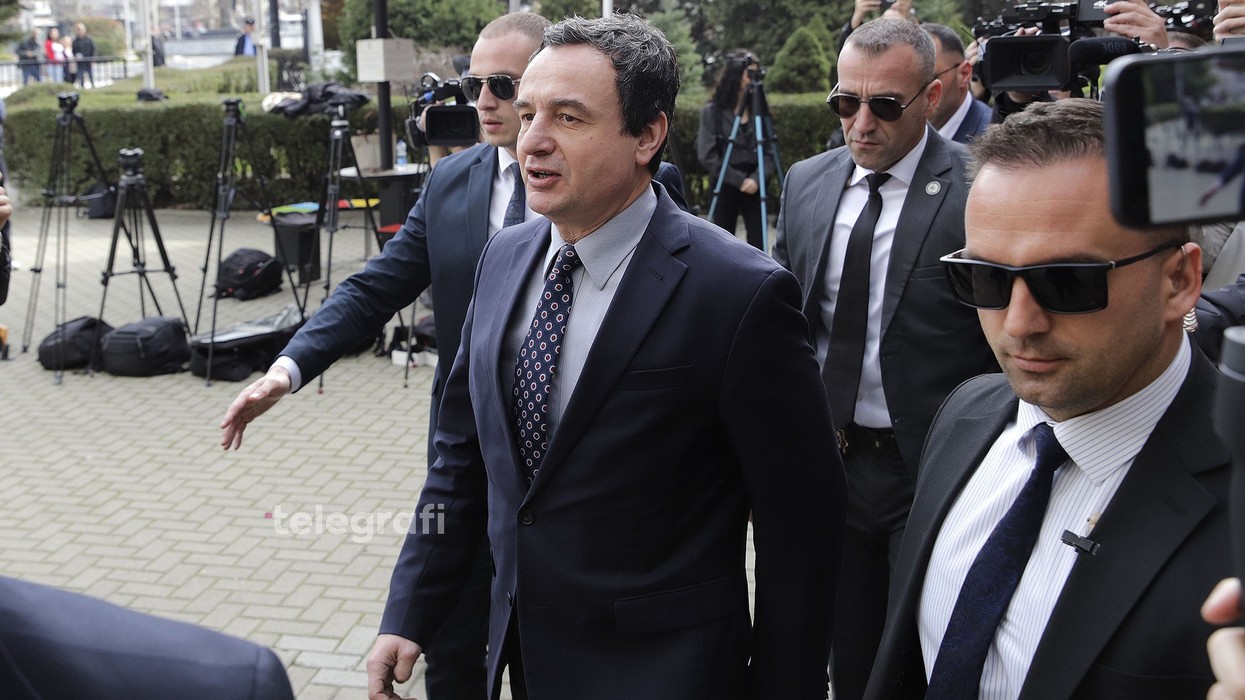 Kurti si përgjigjet pyetjes për Vjosa Osmanin për presidente