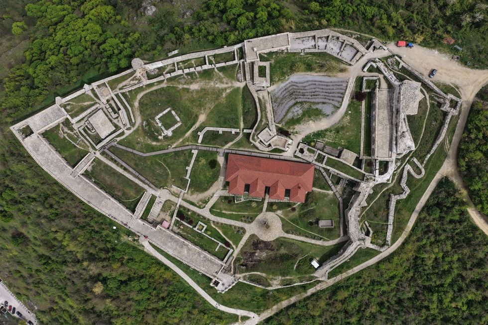 Rrezik potencial për vizitorët, mbyllen përkohësisht disa zona të Kalasë së Prizrenit