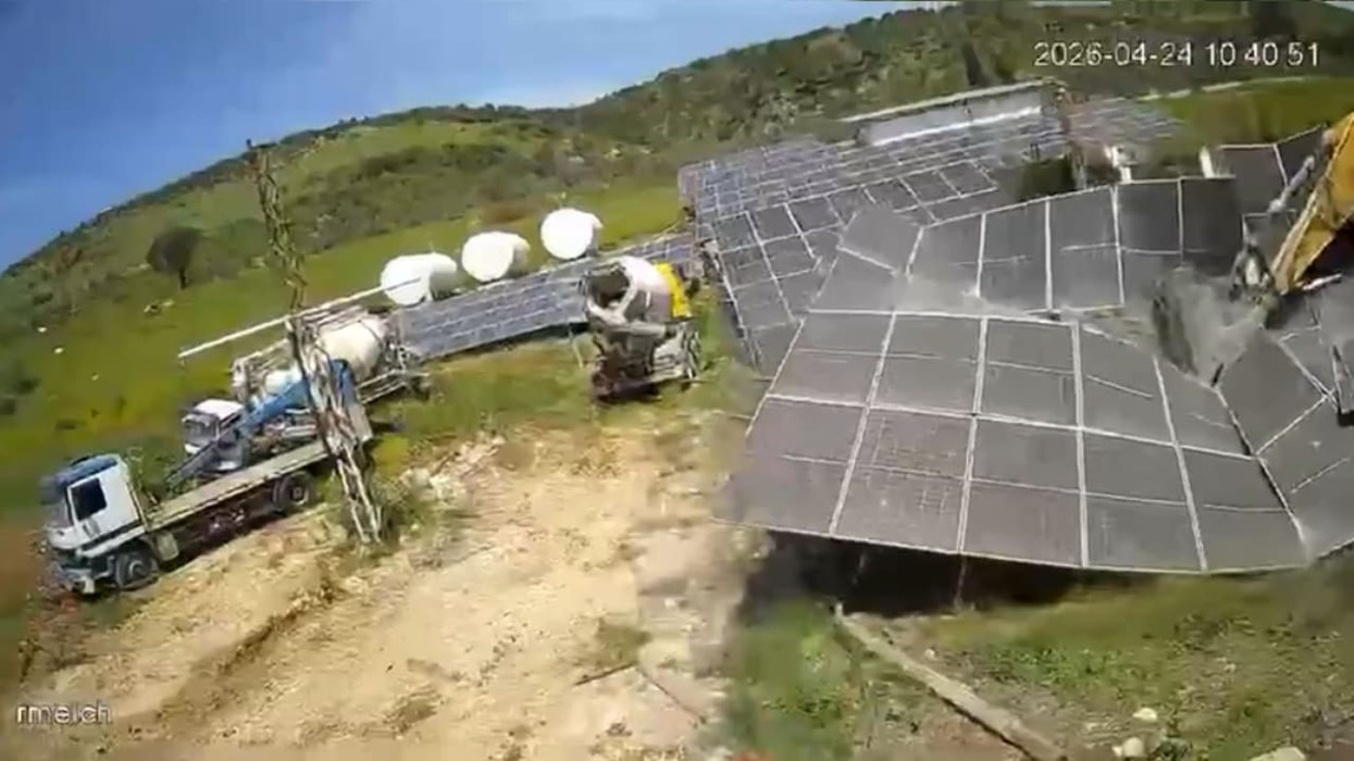 IDF heton videon që tregon ushtarët izraelitë që shkatërrojnë panelet diellore në një fshat të krishterë-libanez