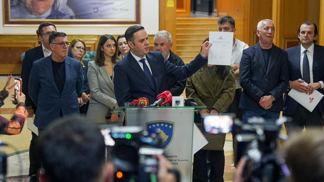 Abdixhiku prezanton 15 nënshkrimet e LDK-së për Vjosa Osmanin