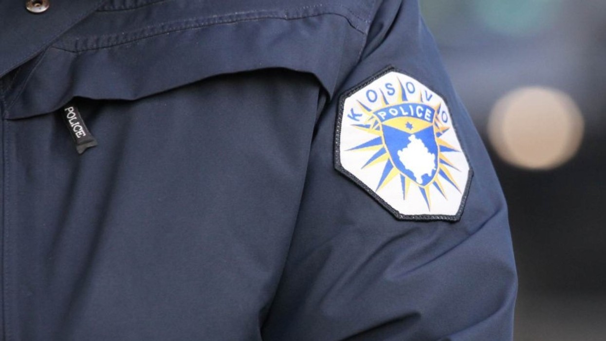 Dërgohet në mbajtje një person i dyshuar për sulm ndaj personit zyrtar