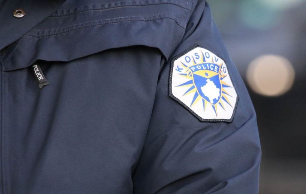 Dërgohet në mbajtje një person i dyshuar për sulm ndaj personit zyrtar