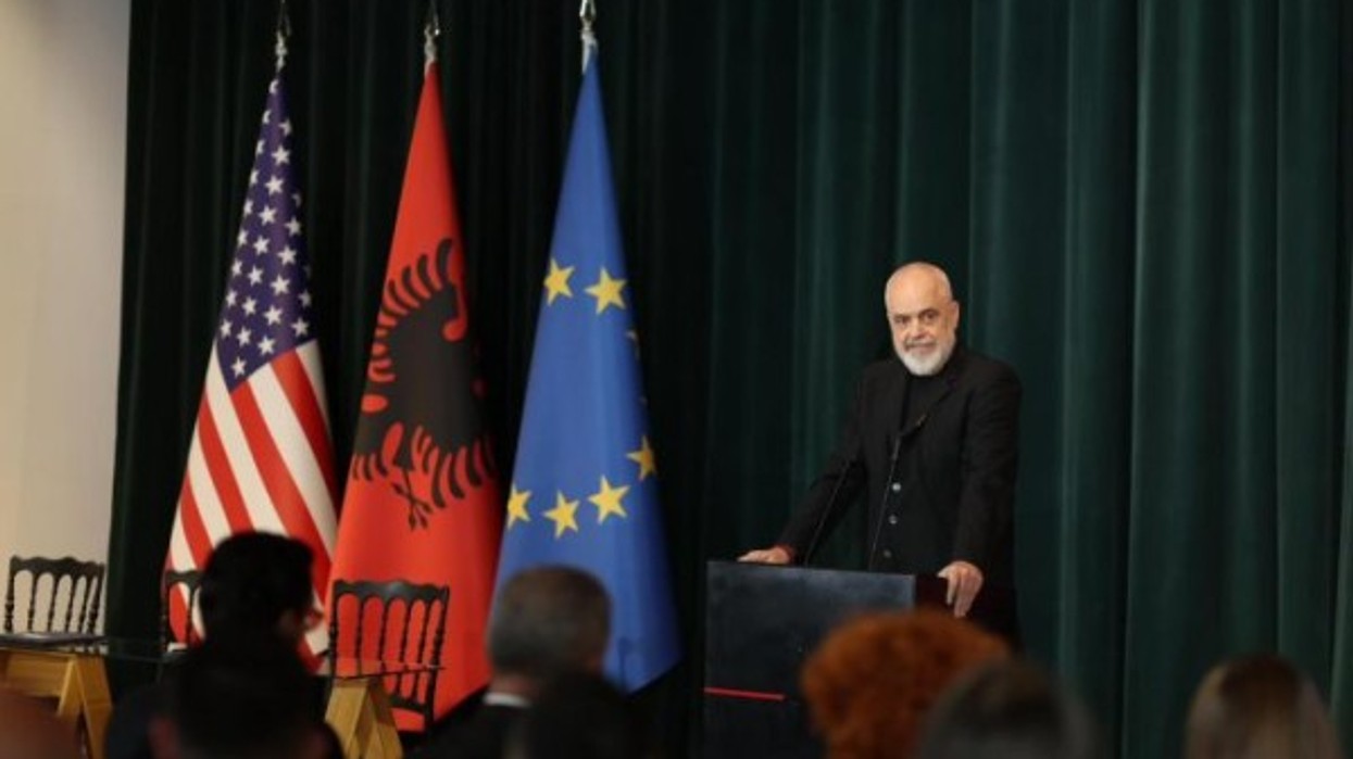 Shqipëria nënshkruan marrëveshje energjetike prej 6 miliardë dollarësh me SHBA-në dhe Greqinë