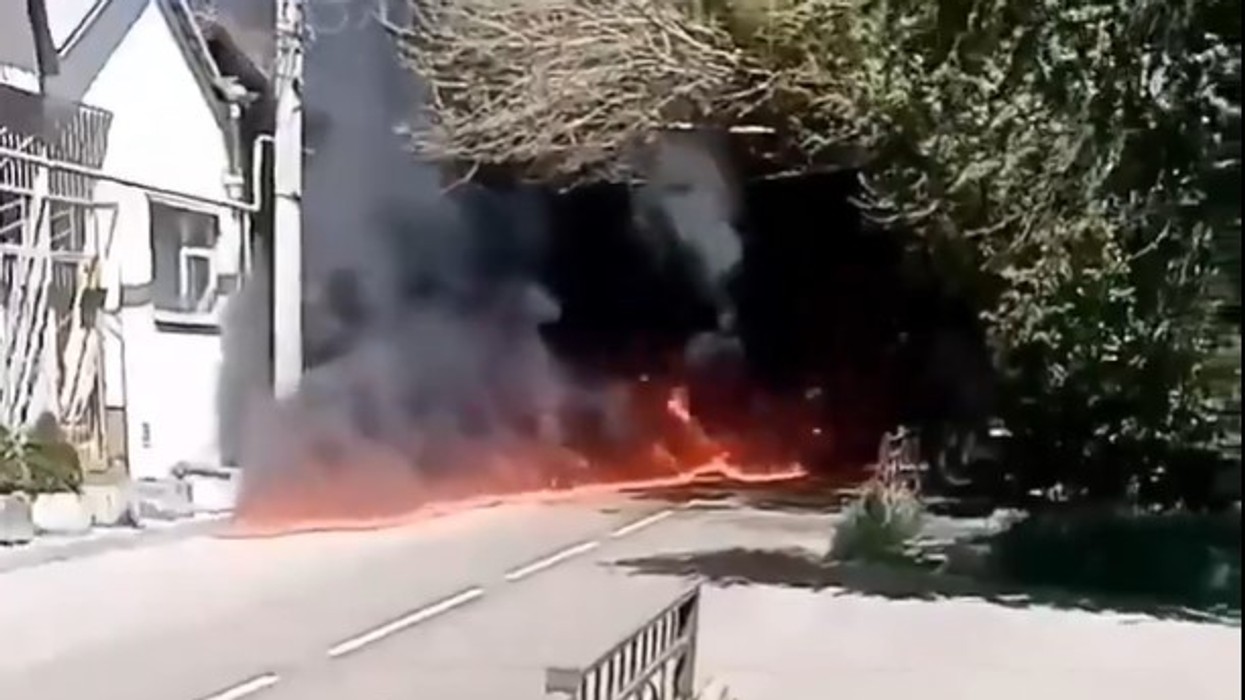 Zjarr në rafinerinë e Tuapse pas sulmit ukrainas - nafta e papërpunuar përhapet në rrugë