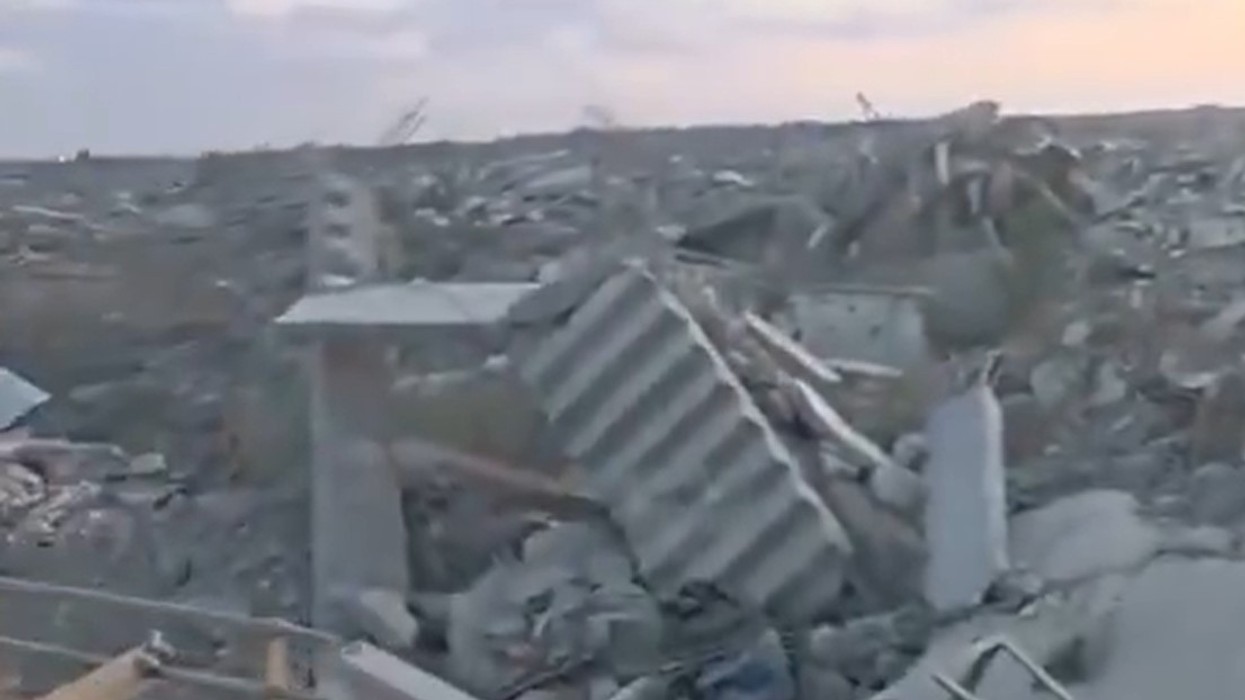 Ushtari izraelit publikon pamje - qyteti palestinez plotësisht i shkatërruar