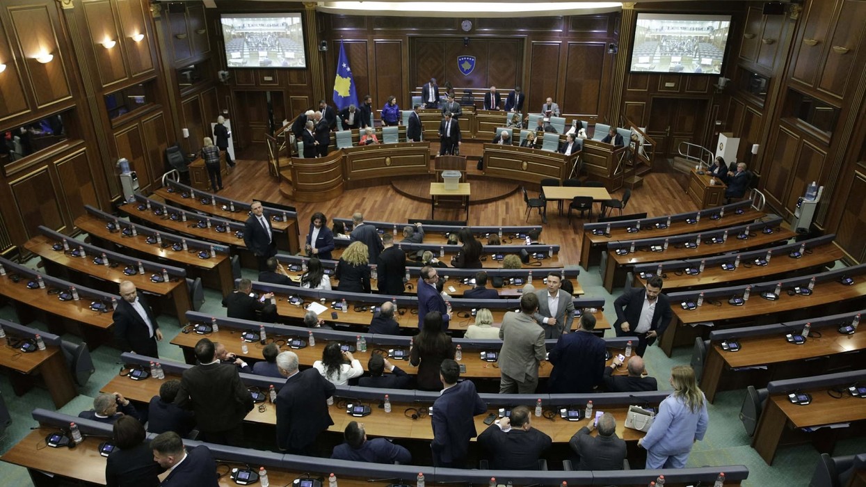 Seanca për Presidentin shtyhet në ora 23:00