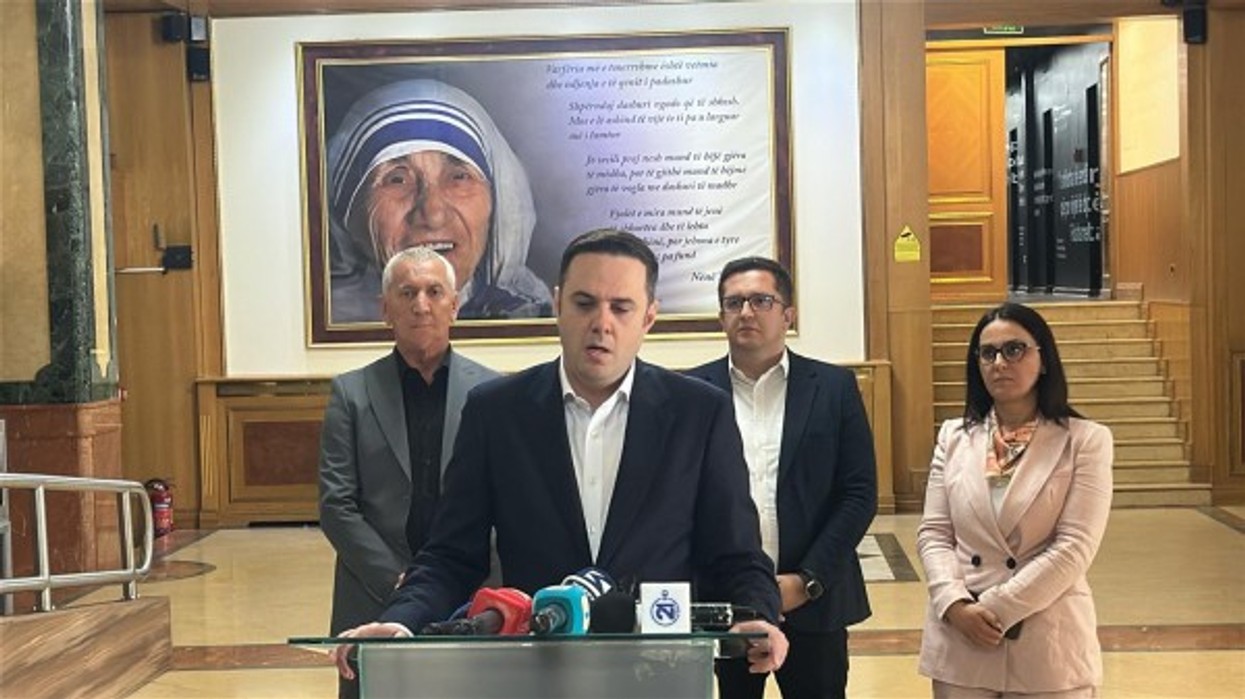 Abdixhiku: Pse Vjosa Osmani po i pengon kaq shumë Albin Kurtit?