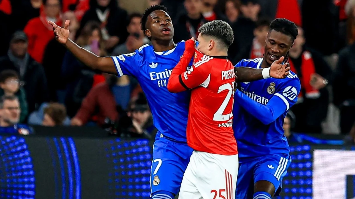 Rregulli i ri pritet t’i ‘sakatojë’ futbollistët që mbulojnë gojën gjatë një grindjeje verbale me një kundërshtar