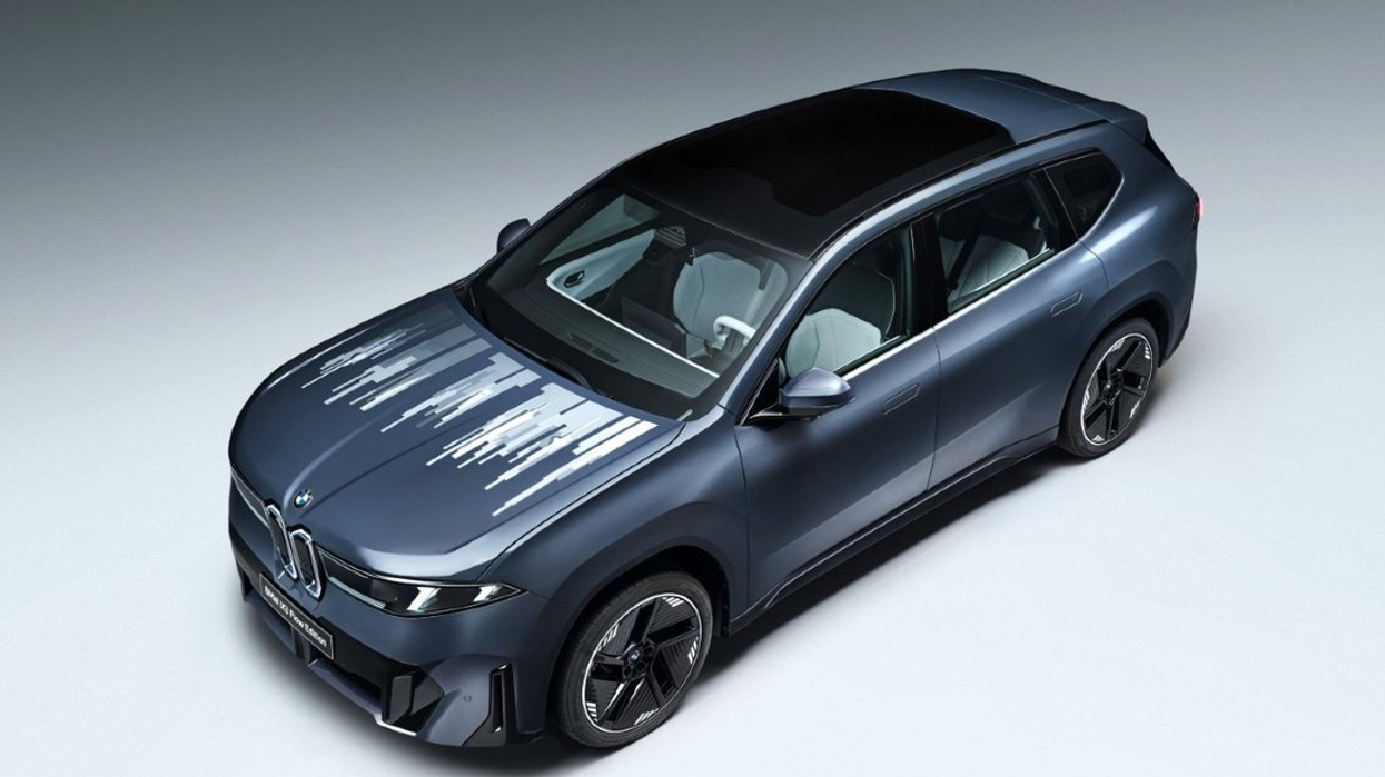 BMW vendosi një ekran në kapakun e veturës, a do të hyjë në prodhim?