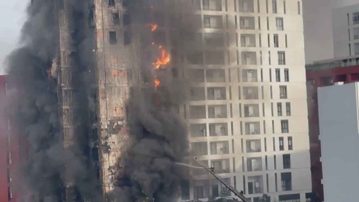 Sërish zjarr në një pallat në Tiranë, zjarrfikësit në terren