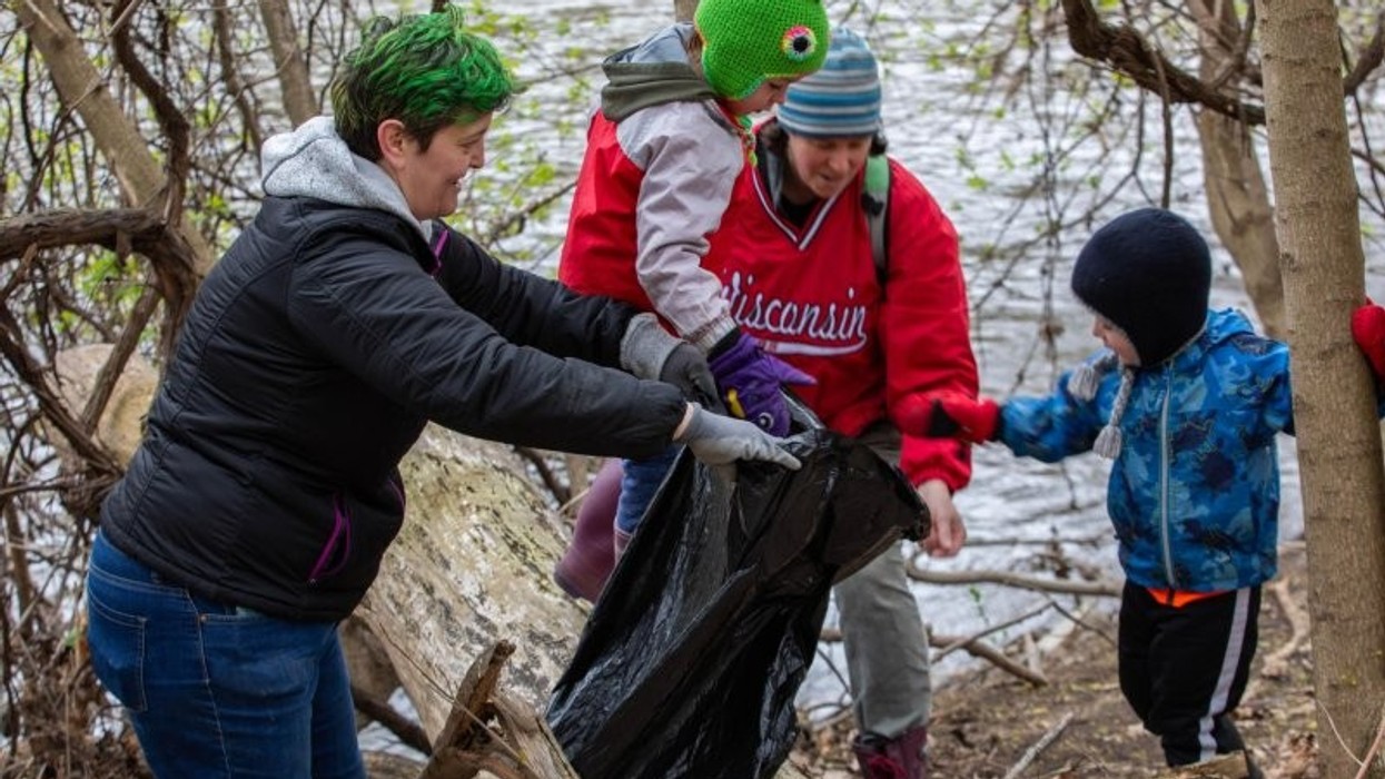 2,082 persona marrin pjesë në projektin e pastrimit në Wisconsin, thyejnë rekordin botëror