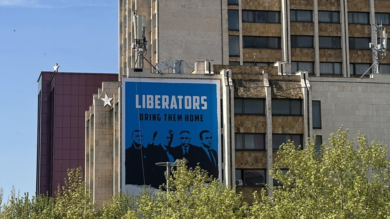 "Çlirimtarët - sillini në shtëpi" - poster i madh shfaqet në kryeqytet me portretet e ish-krerëve të UÇK-së