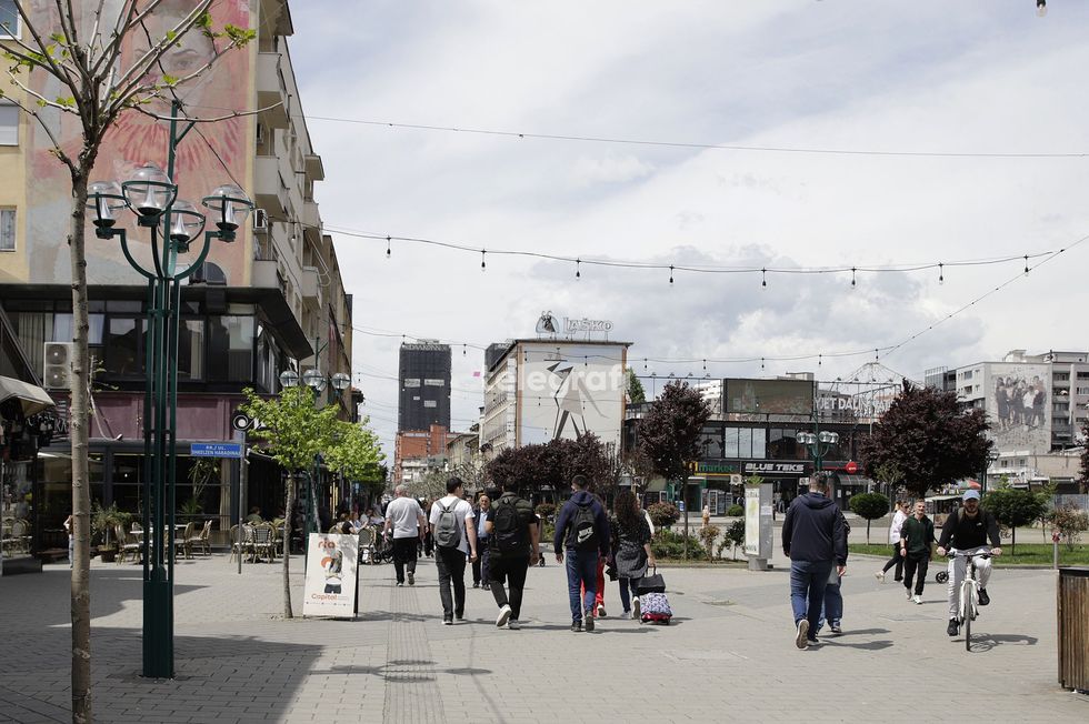 Gati 74 për qind e të rinjve po mendojnë emigrimin, rrjeti i OJQ-ve dhe Forumi i të Rinjve alarmojnë për mungesë perspektive në Kosovë