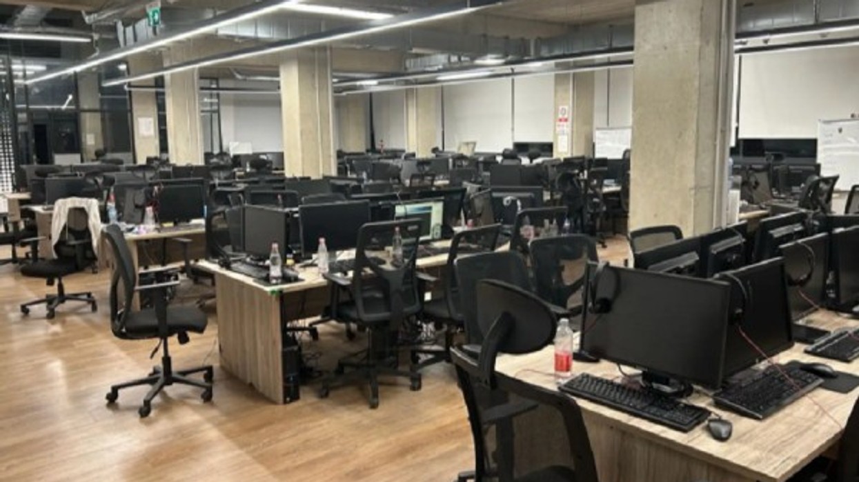 Europol jep detaje për aksionin kundër 'call center' në Tiranë, dyshohet për mashtrim 50 milionë eurosh