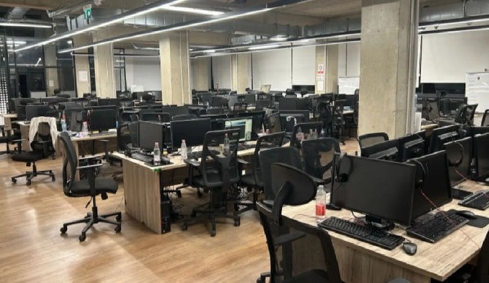 Europol jep detaje për aksionin kundër 'call center' në Tiranë, dyshohet për mashtrim 50 milionë eurosh
