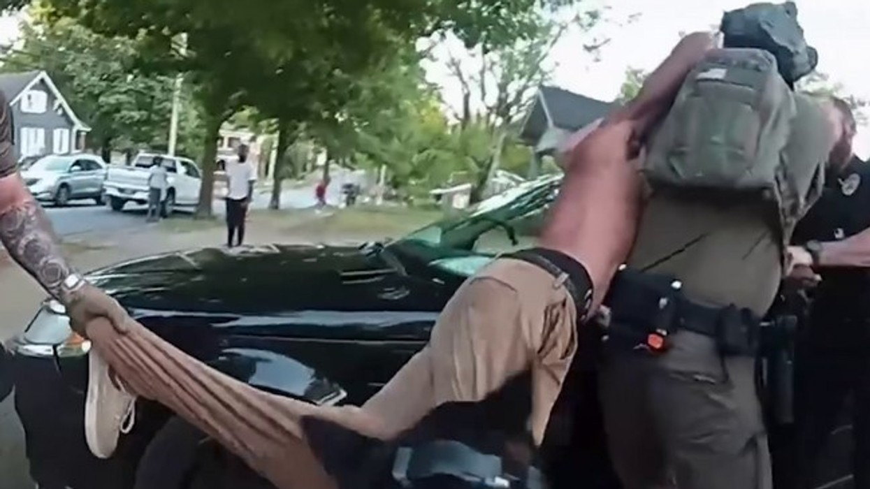 Një person i dehur gjatë arrestimit kafshohet nga qeni i policisë, në kundërpërgjigje kafshon edhe ai qenin