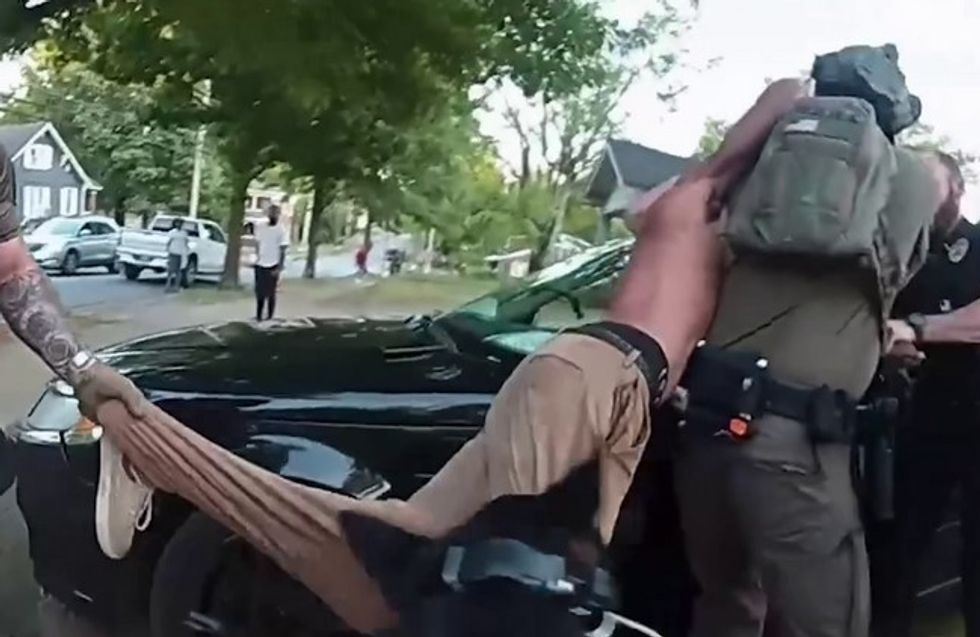 Një person i dehur gjatë arrestimit kafshohet nga qeni i policisë, në kundërpërgjigje kafshon edhe ai qenin