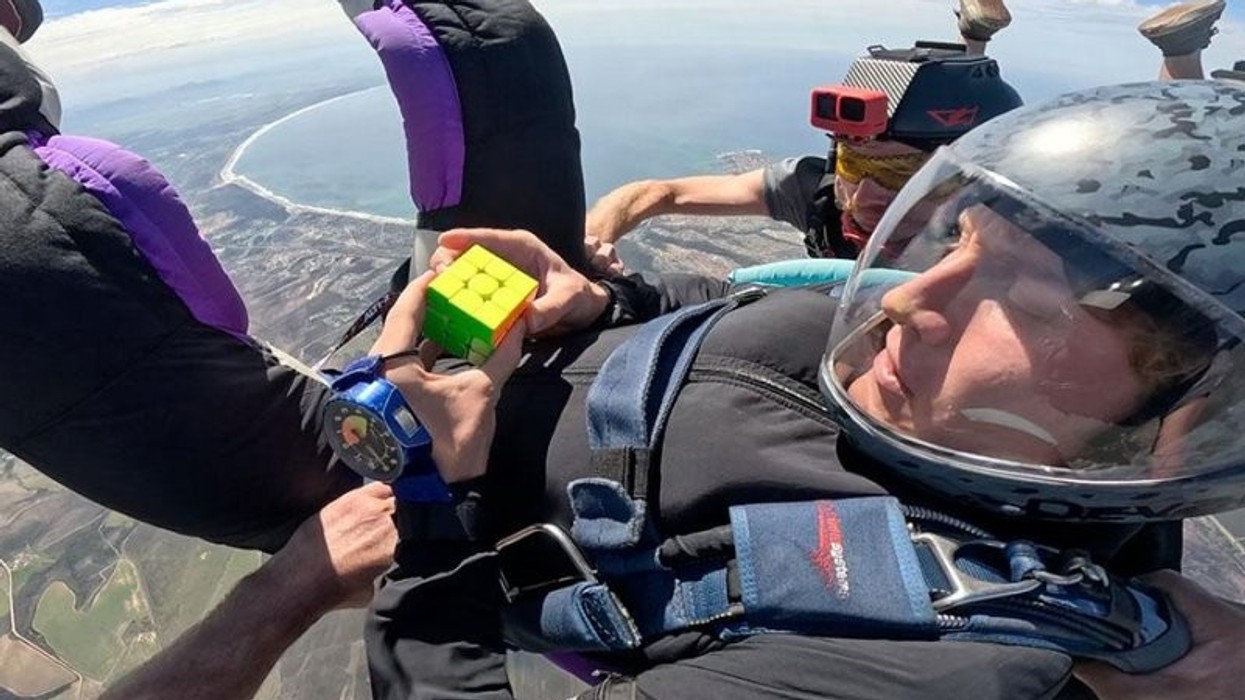 Sfida ekstreme, zgjidh kubin e rubikut gjatë hedhjes me parashutë - hyn në Guinness