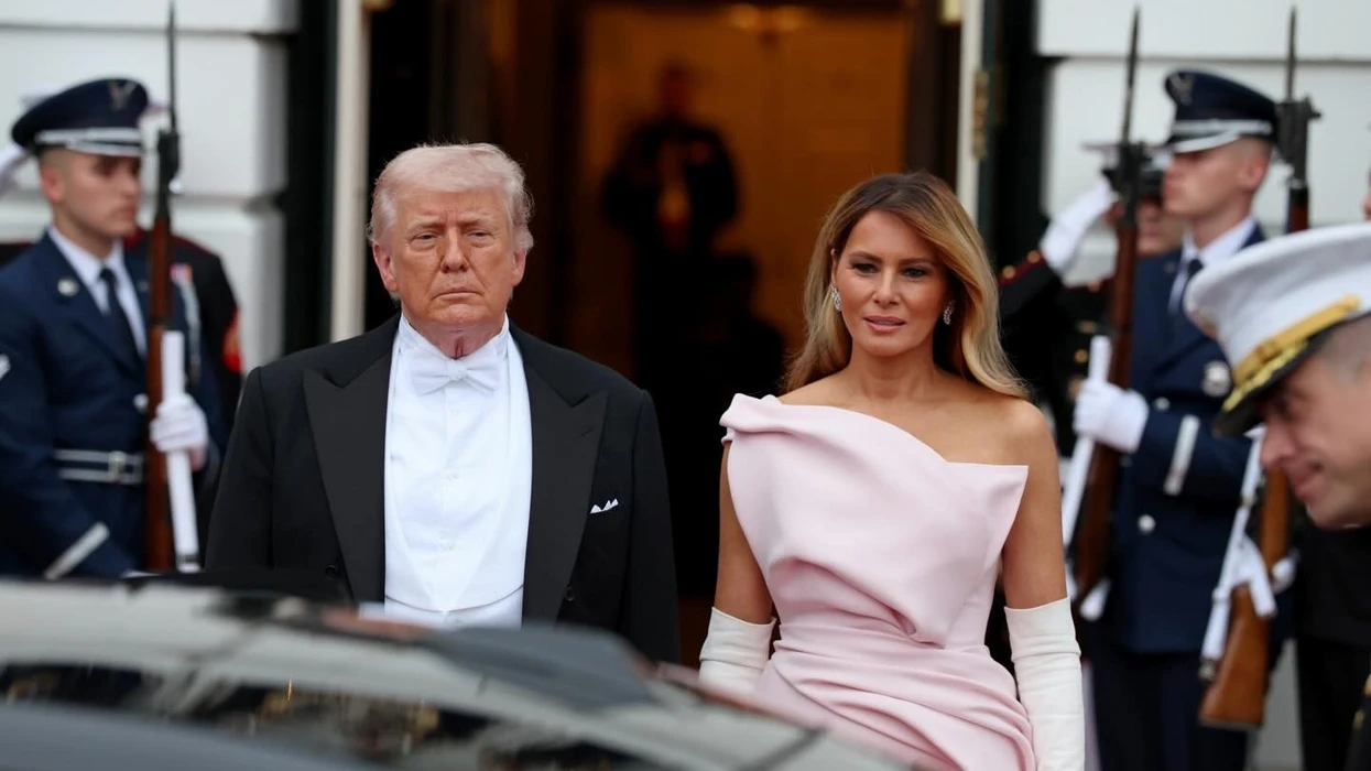 Videoja e momentit të tensionuar mes Melanias dhe Donald Trumpit ngjall reagime: Zonja e parë nuk deshi t’ia mbante dorën Presidentit