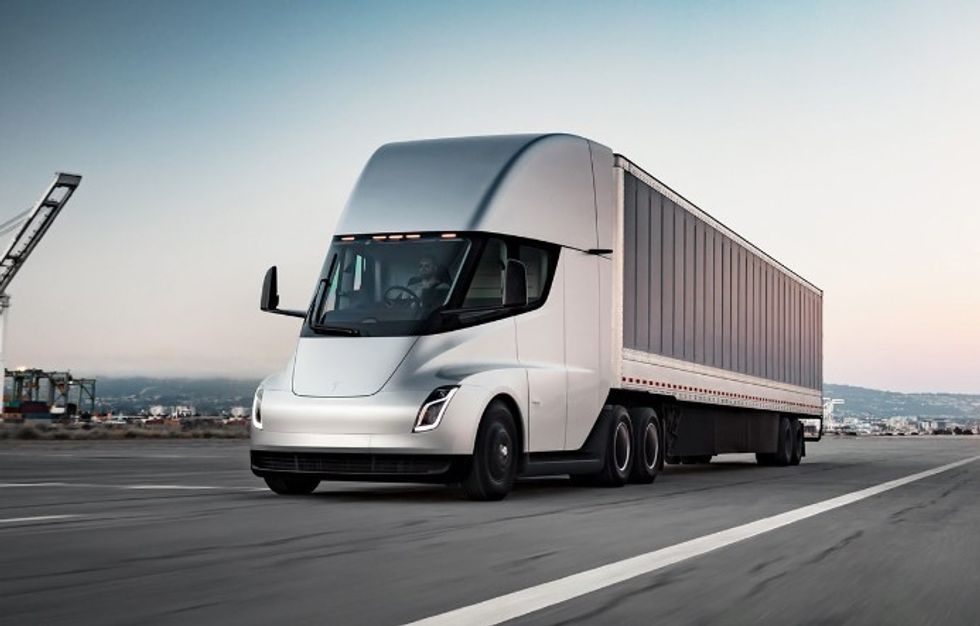 Tesla nis prodhimin masiv të kamionit elektrik Semi