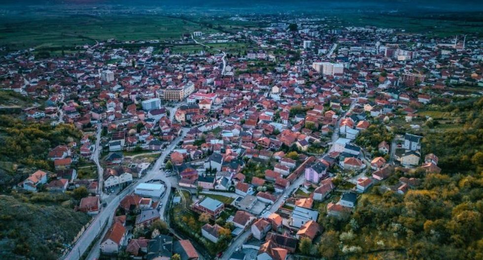 Serbia bllokon fondet për shqiptarët e Luginës, Qeveria: Kemi njoftuar BE-në dhe ndërkombëtarët
