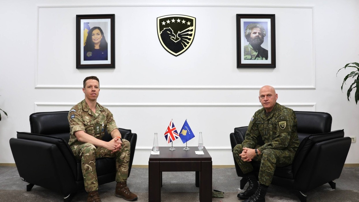 Takim lamtumirës në FSK: Gjeneral Jashari pret atasheun britanik të mbrojtjes në Kosovë
