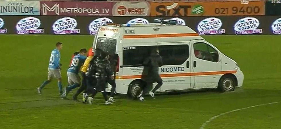 Skena të pabesueshme: Lojtarët shtyjnë ambulancën e bllokuar në fushën e shkatërruar
