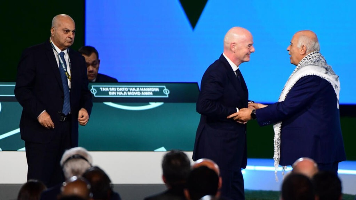“Ne po vuajmë”, si dështoi presidenti i FIFA-s t’i bindë delegatët e Palestinës dhe Izraelit t’i shtrëngojnë duart?