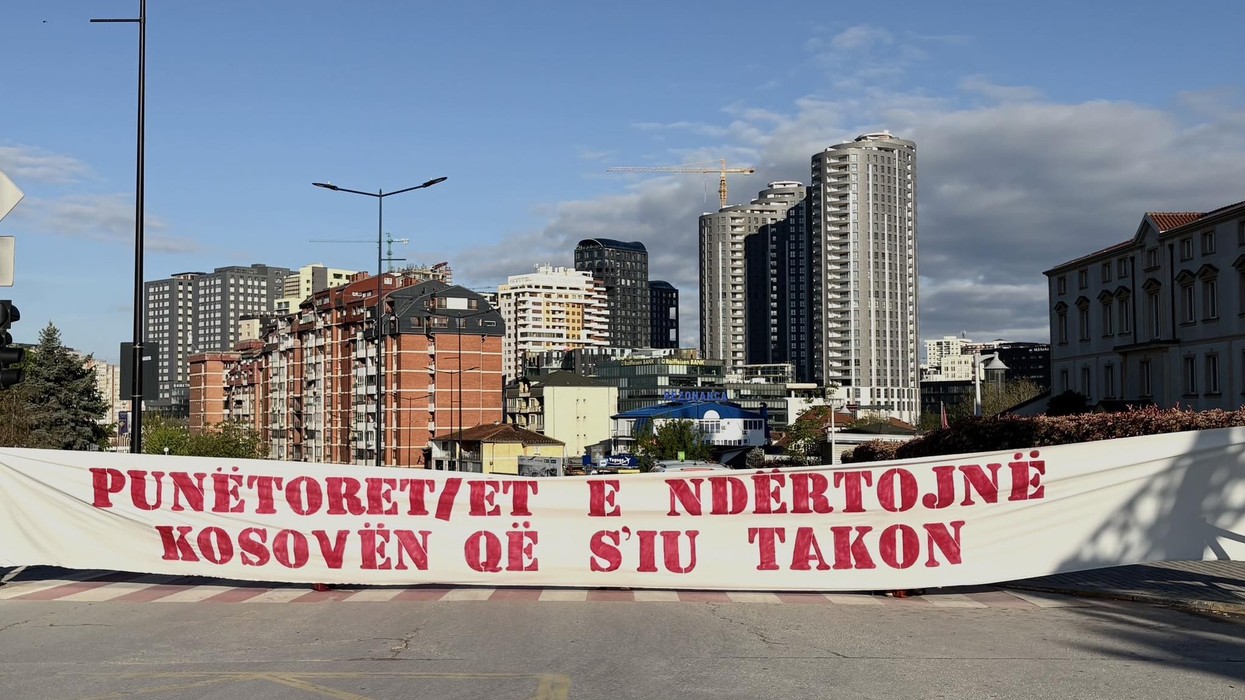 Kolektivi për Mendim dhe Veprim Feminist bllokon një rrugë në Prishtinë: Punëtorët përballen me jetë gjithnjë e më të pajetueshme