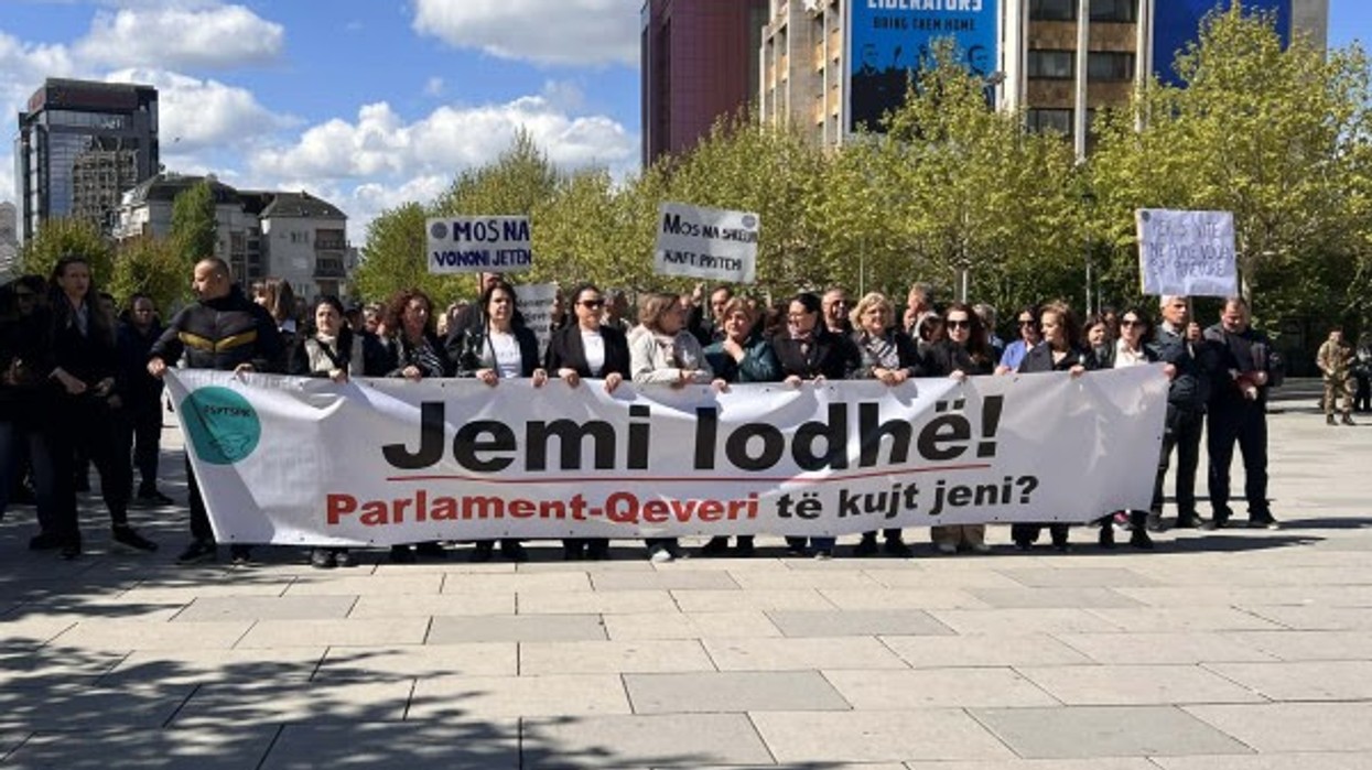 “239 euro nuk mjaftojnë për jetë”, punëtorët e sektorit privat kërkojnë të drejta dhe barazi