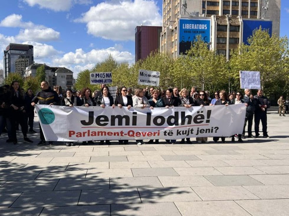 “239 euro nuk mjaftojnë për jetë”, punëtorët e sektorit privat kërkojnë të drejta dhe barazi