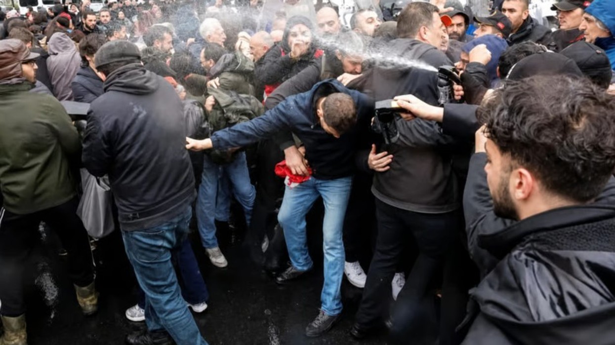 Përplasje në Stamboll për 1 Maj, policia hedh gaz lotsjellës ndaj protestuesve