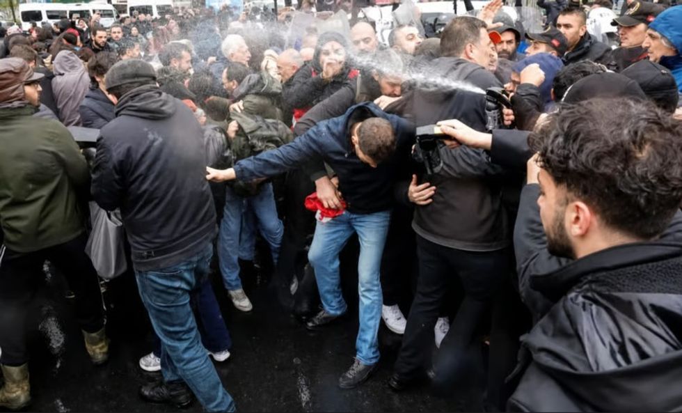 Përplasje në Stamboll për 1 Maji, policia hedh gaz lotsjellës ndaj protestuesve