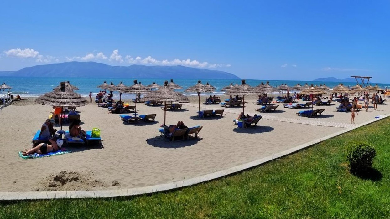 Kryetarja e Vlorës: S’ka më shezlongë 20 euro, maksimumi 7 euro