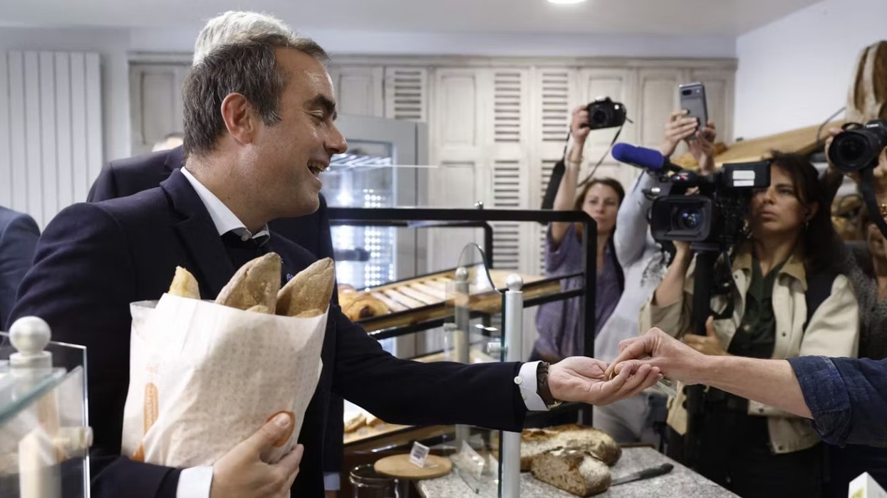 Kryeministri francez shkakton "skandal" duke blerë bukë për 1 Maj