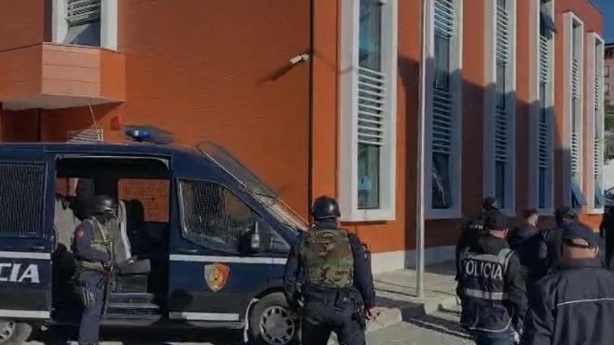 Operacion antidrogë në Elbasan - shoqërohen 26 persona, sekuestrohen kokainë dhe kanabis