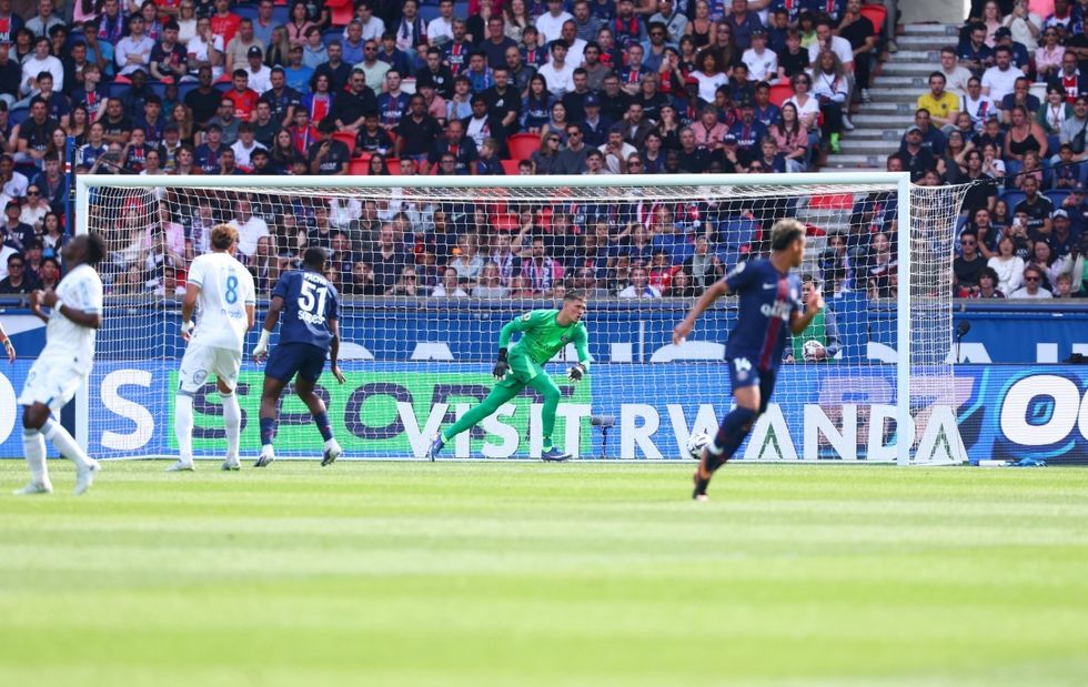 Luis Enrique i pushon yjet, PSG-ja ndalet nga Lorient