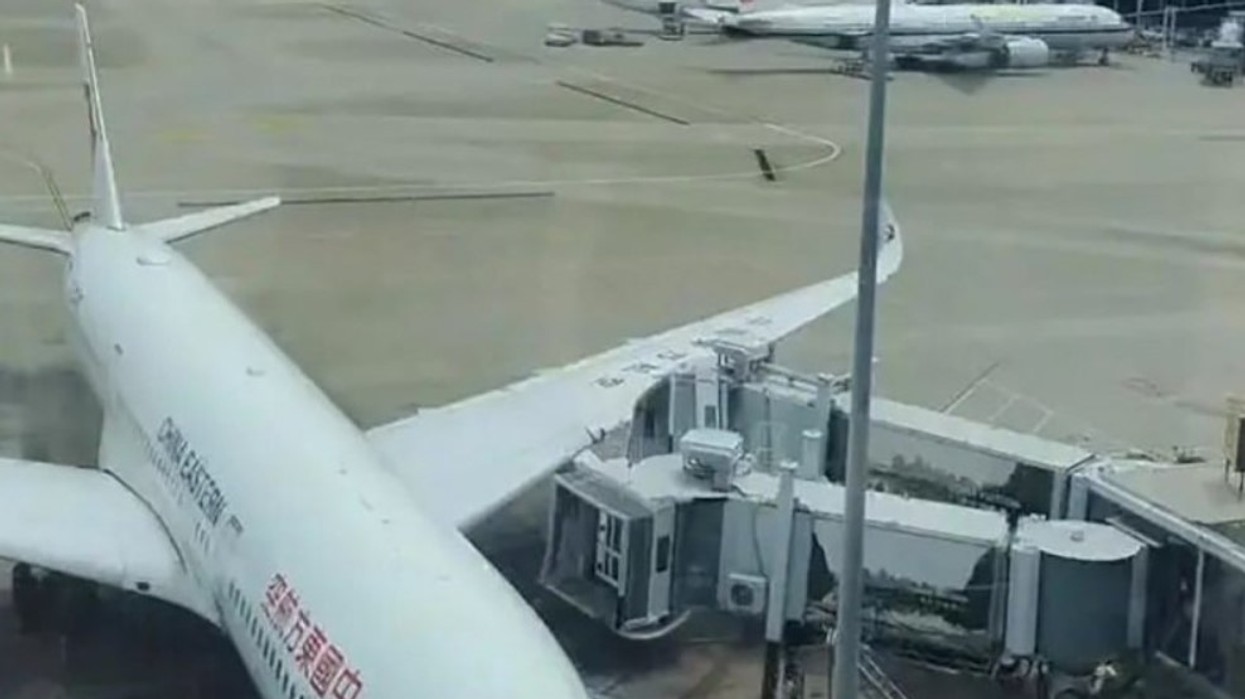 Duket se “humbi kontrollin”, aeroplani u përplas me një ‘urë pasagjerësh’ në aeroportin e Shangait