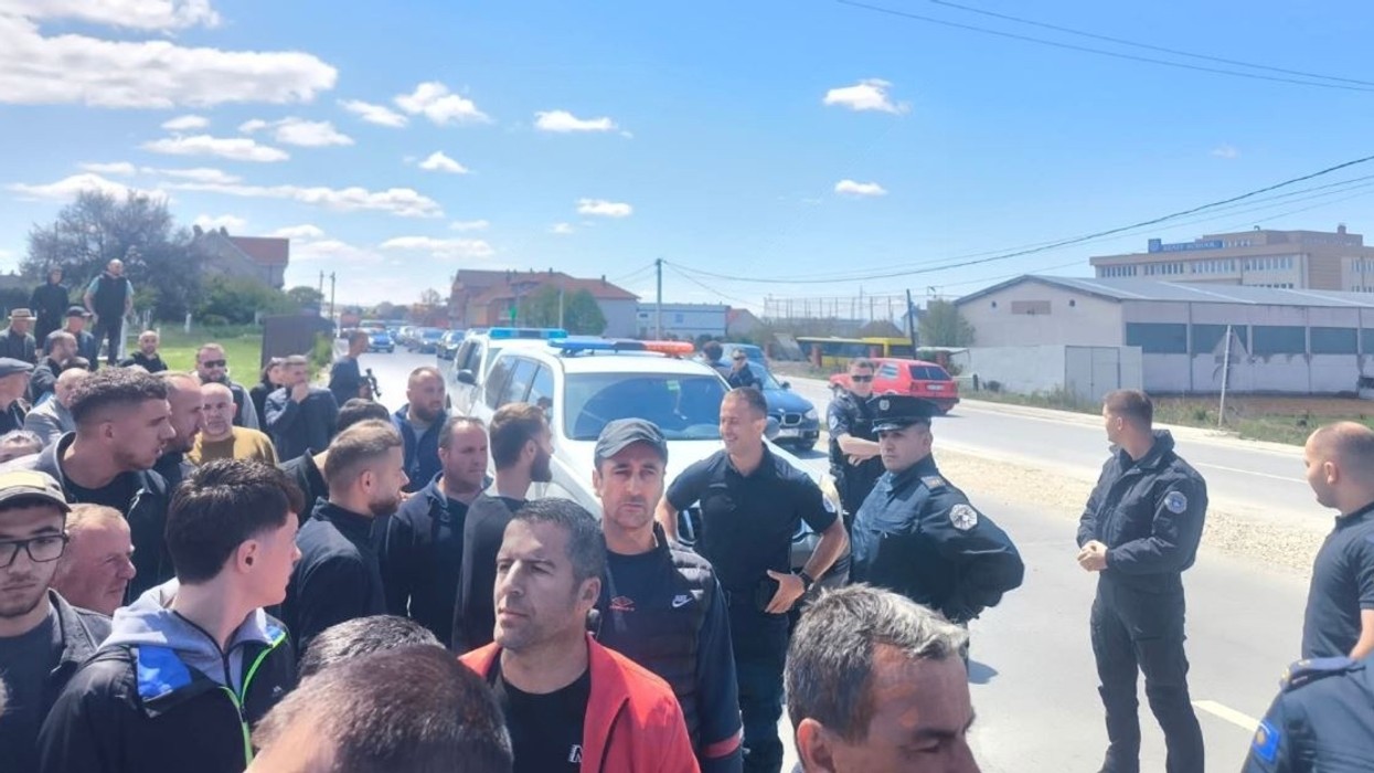 Protestojnë banorët e fshatit Besi, tensionohet situata - ndërhyjnë policia