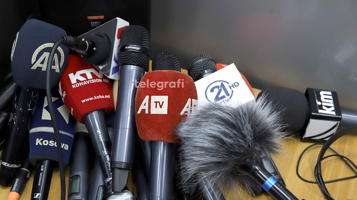 3 Maji, AGK alarmon: Presione dhe gjuhë denigruese ndaj mediave në Kosovë