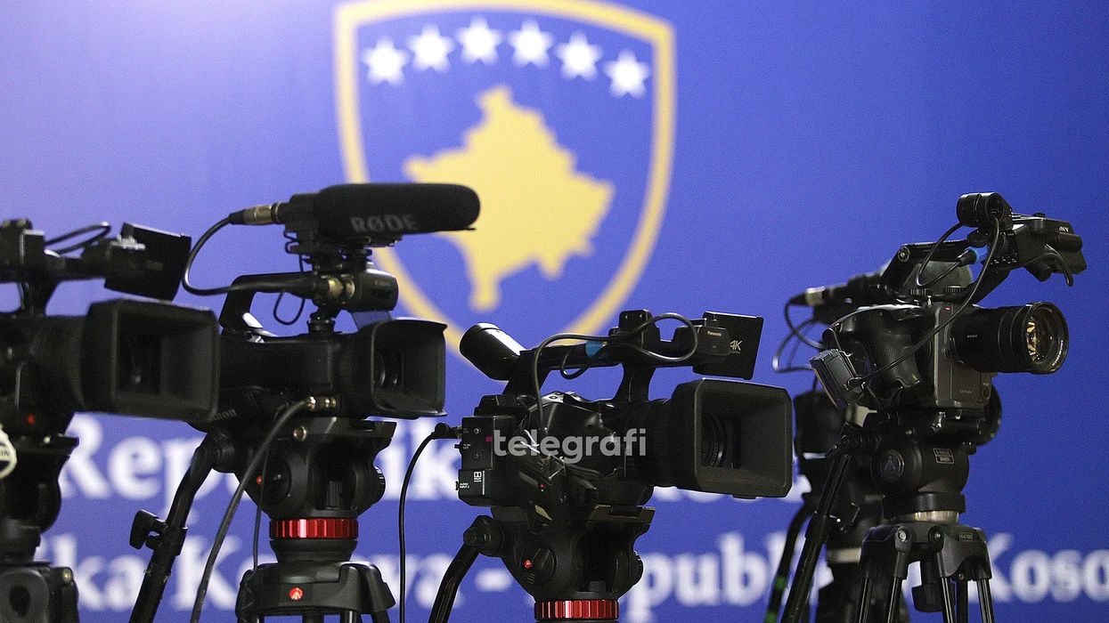 Britania dhe Finlanda: Media e lirë, kusht për qeverisje të mirë në Kosovë