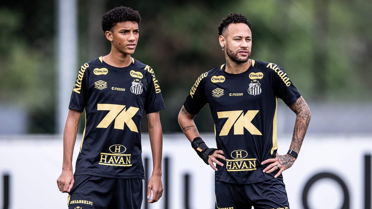 Kaos në stërvitjen e Santos, Neymar sulmon fizikisht djalin e Robinhos