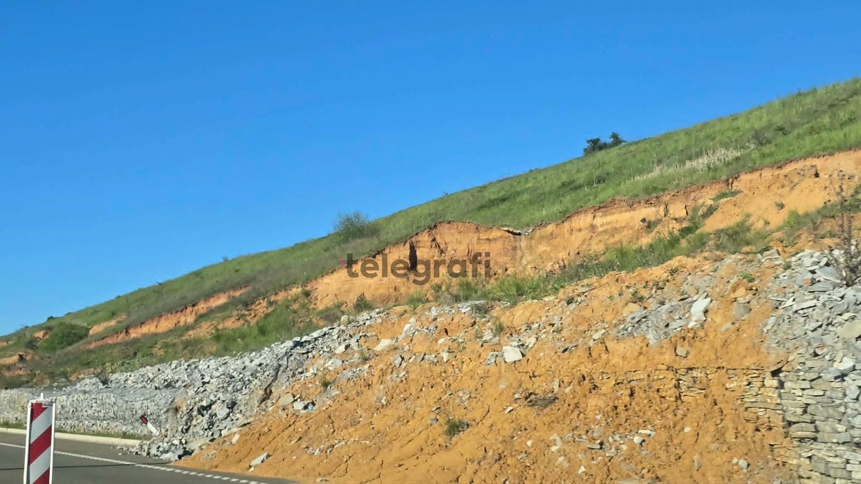 Qytetarët ankohen për gjendjen në autostradën “Ibrahim Rugova”: Korsi të bllokuara nga dheu e mbeturinat, kolona dhe rrezik në trafik