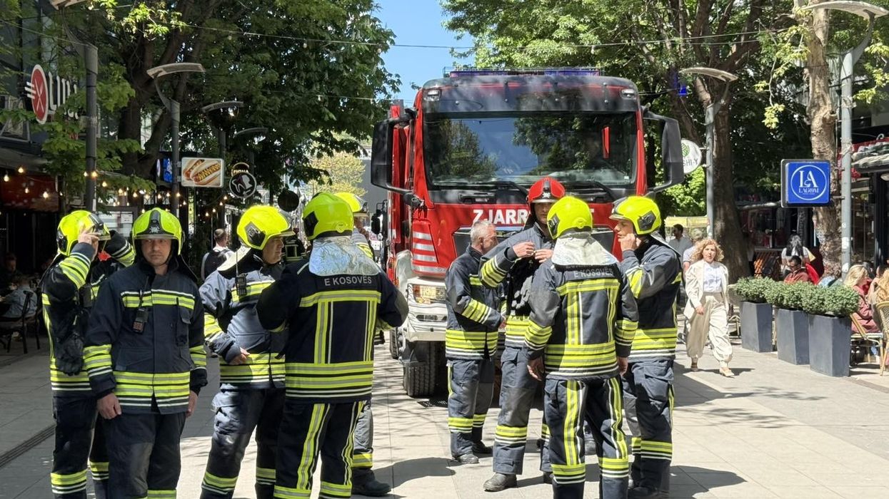 Zjarrfikësit parakalojnë me automjete në Mitrovicë Zjarrfikësit parakalojnë me automjete në Mitrovicë
