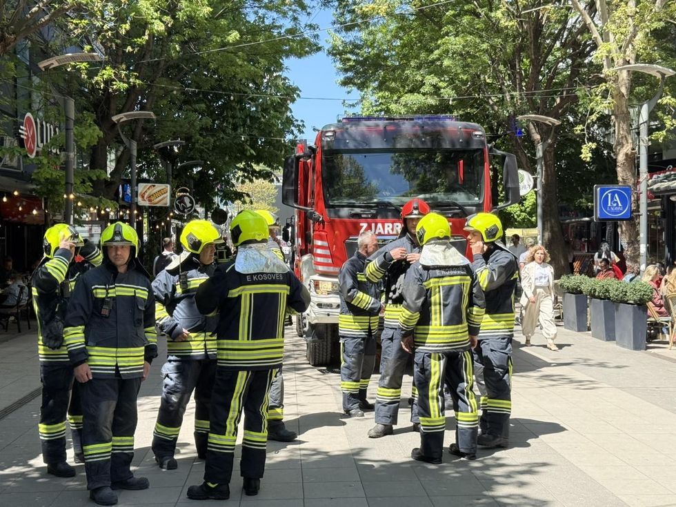 ​Zjarrfikësit parakalojnë me automjete në Mitrovicë